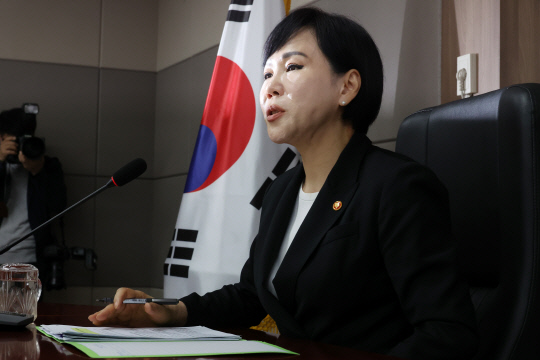 전현희 국민권익위원회 위원장이 지난 5월30일 정부서울청사에서 긴급현안 관련 기자간담회를 하고 있다.<연합뉴스>